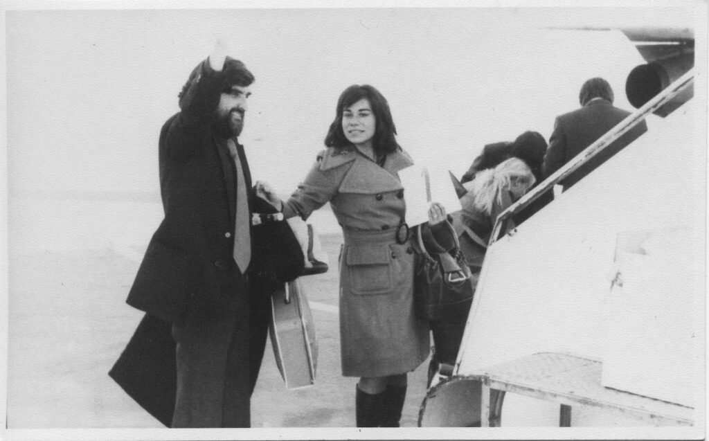 fotografía de Soledad Bianchi subiendo a un avión