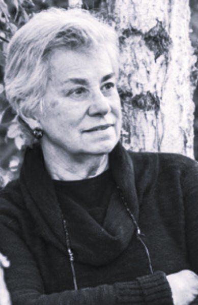 foto de Soledad Bianchi apoyada en un árbol